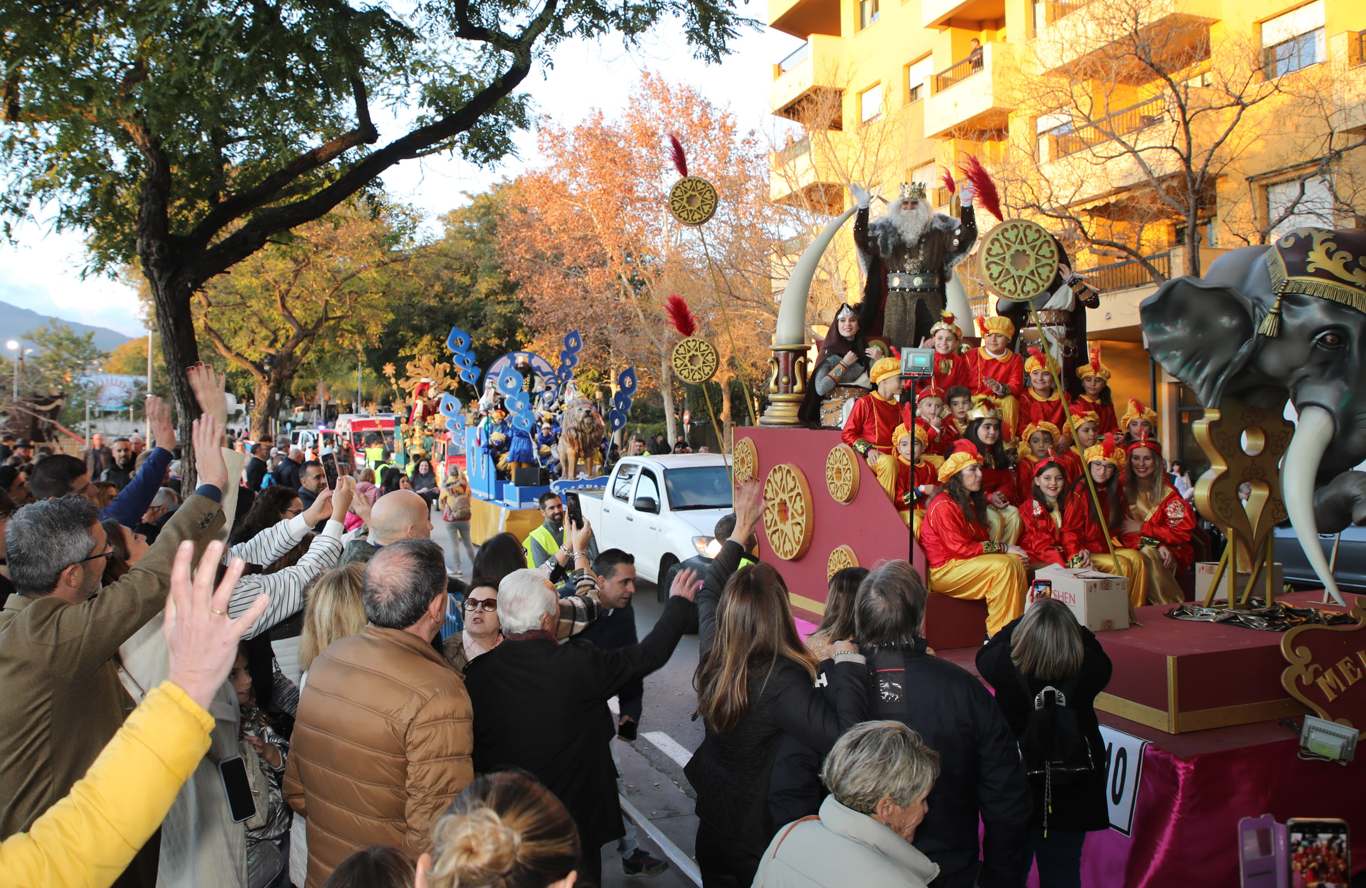 Los Reyes Magos llenan las calles del municipio de magia y color y reparten ilusión entre los más pequeños